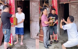 Nhà hảo tâm ngơ ngác trước cách nhận quà từ thiện của chàng trai