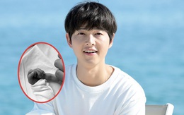 Song Joong Ki khoe ảnh nắm tay con trai đầu lòng