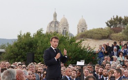 Tổng thống Macron: Không thể bào chữa khi bắn chết người vì phạm luật giao thông