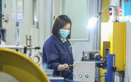 Nhiều nơi cắt điện đột xuất, công nhân nghỉ 'cuối tuần sớm'