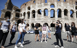 Khắc tên bạn gái lên đấu trường Colosseum, đối diện án tù 5 năm