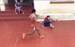 Chàng trai phá bóng theo đúng nghĩa đen