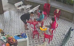 Hai cao thủ võ lâm giật mình khi chủ quán làm đổ ly cà phê