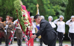 Ông Kim Jong Un đặt vòng hoa tại nghĩa trang quân tình nguyện Trung Quốc