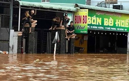 Mưa xong, dân phải leo lên cổng nhà mà ngồi