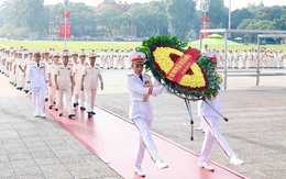 Đoàn đại biểu Đại hội thành lập Hội Cựu Công an nhân dân Việt Nam vào lăng viếng Bác