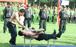 Xem Công an TP.HCM múa côn, biểu diễn võ thuật