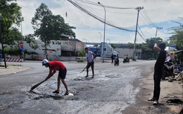 Đường vào Đại học Quốc gia TP.HCM chi chít 'ổ gà': Người dân chủ động sửa đường