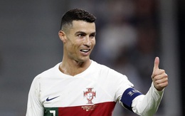 Video: Cổ động viên Iran phát cuồng rượt theo xe buýt chở Cristiano Ronaldo