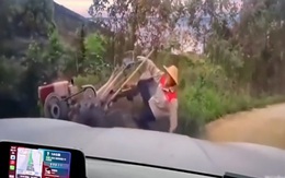 Tránh ô tô, người đàn ông lái máy cày lao xuống mương
