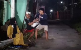 Hai chàng trai hoảng hồn khi thấy 'người đẹp' giữa đêm ngồi một mình
