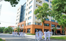 Tân sinh viên nhập học xong, trường đại học bất ngờ tăng học phí