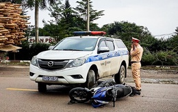 Thanh niên lái xe máy va chạm với ô tô cảnh sát giao thông đã tử vong