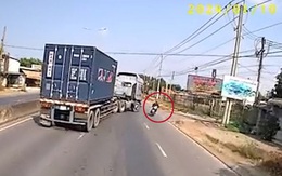 Thanh niên lao xe máy vào vỉa hè vì tài xế container rẽ ẩu