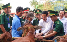‘Con bò giống, túi quà, cân gạo… là món quà ý nghĩa, thấm tình quân dân'