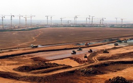 Người dân 'điểm danh' công trường sáng đèn