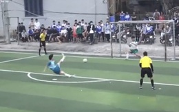 Chàng trai quê một cục khi sút penalty