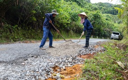 Nhà thầu dự án làm hỏng đường, dân bị xe tải lớn ép ra lề đường