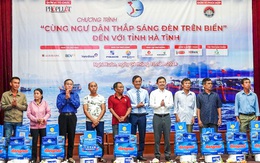 Tặng bình ắc quy, pin, đèn… cùng ngư dân thắp sáng đèn trên biển