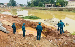 Đang thi công kè chống sạt lở thì phát hiện quả bom 350kg