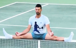 Novak Djokovic gây sốt khi ngồi thiền ngay trên sân quần vợt