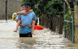 Lũ trên sông Trà Câu lên nhanh, người dân hối hả chạy lũ