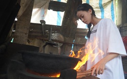 Lo sốt vó học phí cho con, cha 'đơn thân' rảo xe khắp xóm coi có ai kêu mần việc không