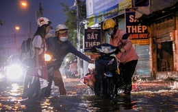 Đi học, đi làm về trễ còn gặp triều cường, người dân chật vật trên đường