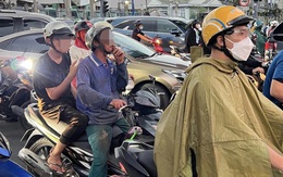 Phì phèo rít thuốc lá nơi công cộng, người xung quanh 'lãnh đạn'