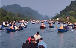 Khách du xuân chùa Bái Đính, Tam Chúc, chùa Hương đông đúc bốn ngày Tết đẹp trời