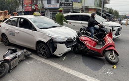 Xe taxi đâm liên hoàn xe máy dừng đèn đỏ, 6 người nhập viện