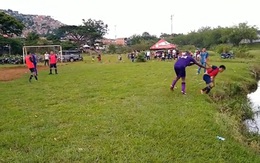 Chàng trai bị đối thủ quăng xuống mương vì chơi tiểu xảo