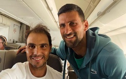 Nadal và Djokovic cùng chụp ảnh selfie khi đi cùng chuyến bay