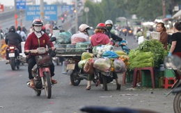 Bày bán rau, củ, quả... dưới lòng đường, đi ngược chiều trước chợ đầu mối Thủ Đức