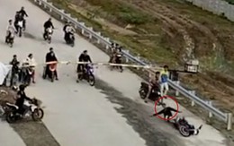 Chàng trai chạy xe máy ngã bật ngửa khi đập mặt vào barie