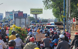 Ùn tắc kéo dài vào giờ cao điểm sau tai nạn trên đường Trường Chinh