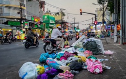 Đoạn đường Phan Văn Trị ở quận Bình Thạnh như bãi rác, nhiều người đến vứt bậy