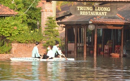 Triều cường lại gây ngập ở Mỹ Tho, nhân viên nhà hàng bơi xuồng đi lại