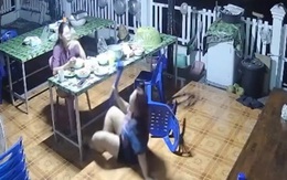 Cô gái cười khoái chí khi thấy bạn thân ngồi gãy ghế