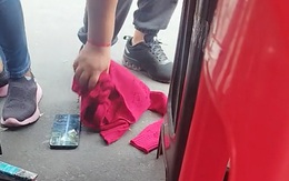 Người đi đường quê một cục khi bị troll nhặt iPhone rơi
