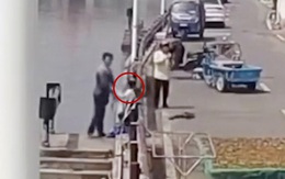 Cô gái quỳ cảm ơn tài xế xe ba gác nhảy xuống sông cứu mạng