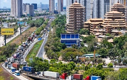 Xe cộ 'rồng rắn' nối đuôi ở cầu vượt Cát Lái, TP Thủ Đức
