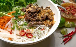 Bữa sáng thanh đạm, hãy thử salad bún thịt bò sả ớt, món Việt mà Tây dạy làm nha