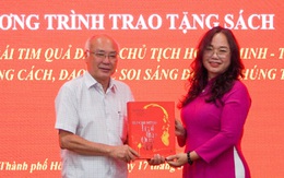 Ban Tuyên giáo Thành ủy TP.HCM tiếp nhận 2 quyển sách quý về Bác Hồ