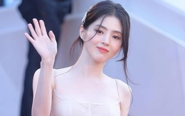 Han So Hee dự Cannes sau lùm xùm tình ái, Yoona mặc đồ bị chê sến