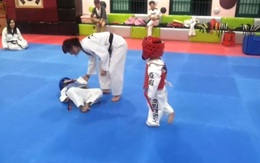 Màn đọ sức hài hước của hai võ sĩ nhí taekwondo