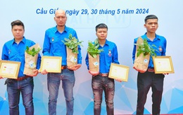 Trao huy hiệu Tuổi trẻ dũng cảm cho 4 'người hùng' đập tường cứu người