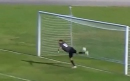 Thủ môn xoay người 180 độ bắt bóng bằng chân