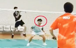 Cười đứng không nổi sau cú đập cầu vào đầu đồng đội