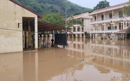 Trường học chìm trong biển nước sau mưa lớn, toàn bộ học sinh phải nghỉ học